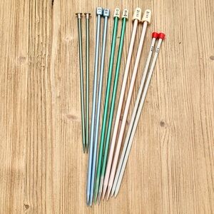 Bundle of 5 pairs of knitting needles in various sizes.
